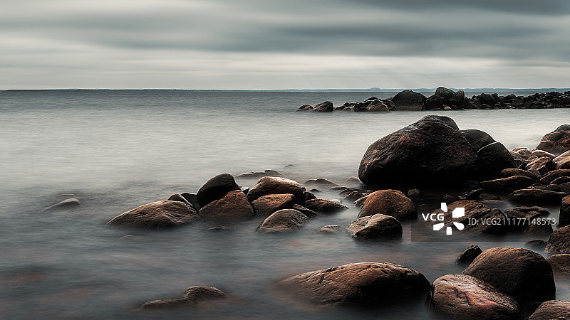 寒冷多风湖滩的长时间曝光图片素材