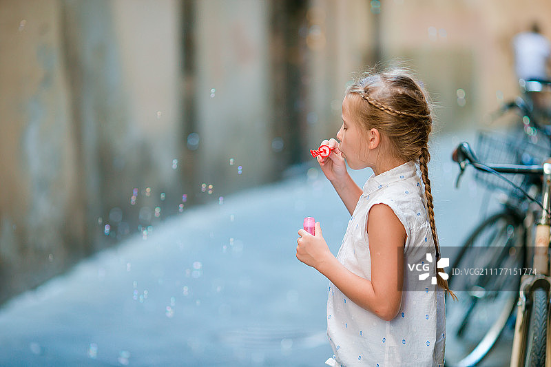 在欧洲城市罗马户外穿着时尚的可爱小女孩图片素材
