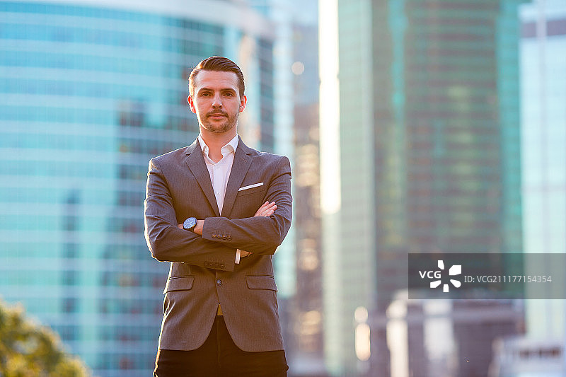 商务人士看向玻璃摩天大楼的留白区域图片素材