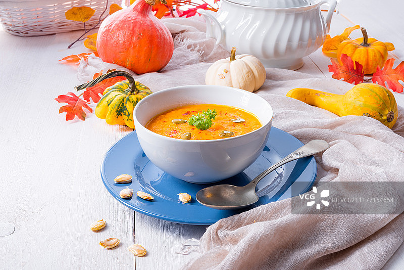 健康的姜汁胡萝卜椰奶南瓜汤图片素材