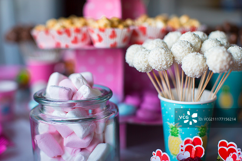 棉花糖、彩色蛋白酥皮、爆米花、蛋奶蛋糕和蛋糕棒图片素材
