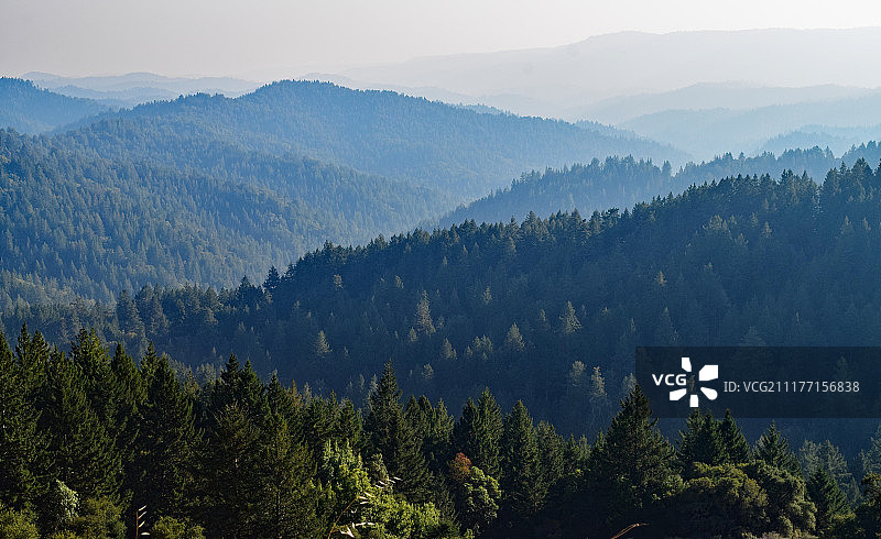 烟雾缭绕的大盆地图片素材
