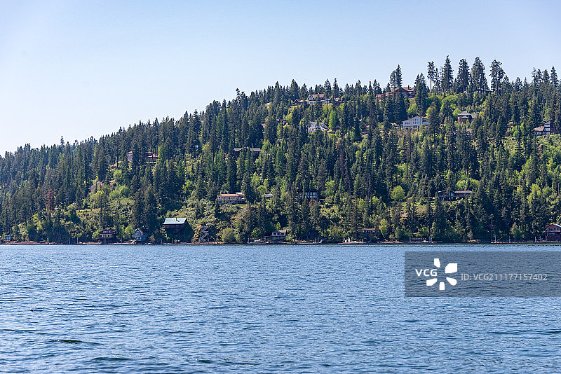 湖畔山丘森林小屋图片素材