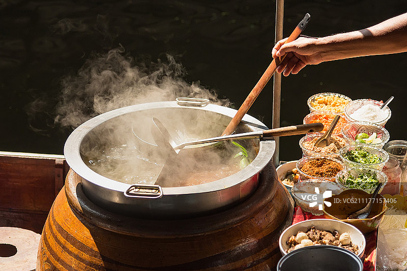 准备煮面，低光照图片素材