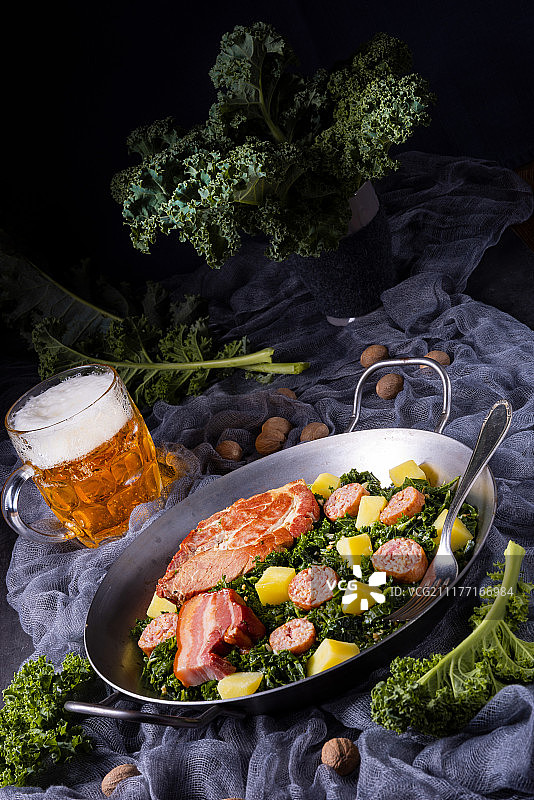 美味的羽衣甘蓝平底锅，配粉色香肠和卡斯勒猪肉图片素材
