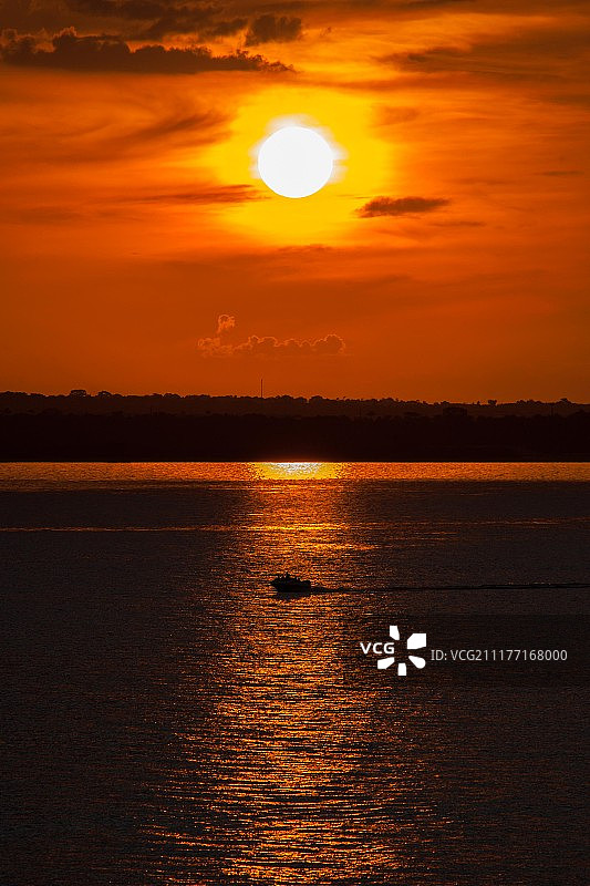 风景：日落时分河上的摩托艇图片素材