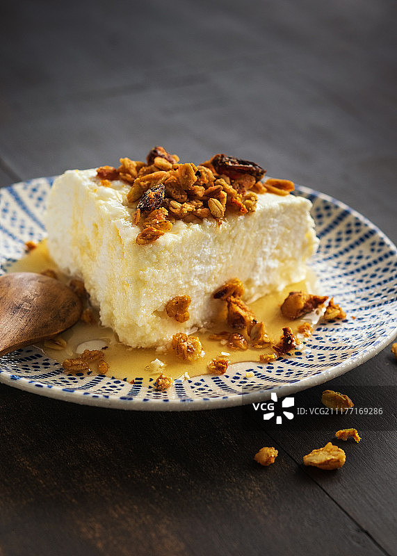 早餐：茅屋奶酪配格兰诺拉麦片和蜂蜜图片素材