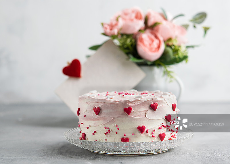 装饰着小红心的蛋糕特写，灰色背景，情人节，母亲节图片素材