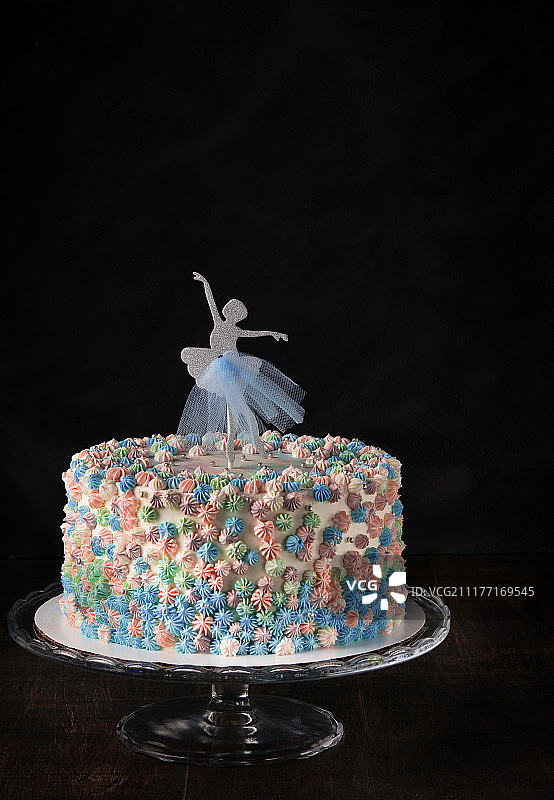 装饰有芭蕾舞蛋糕装饰的美丽奶油蛋糕图片素材