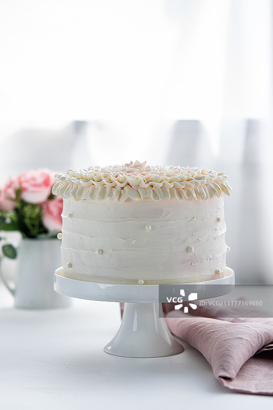 浪漫香草奶油生日蛋糕，饰有珍珠，中性背景图片素材
