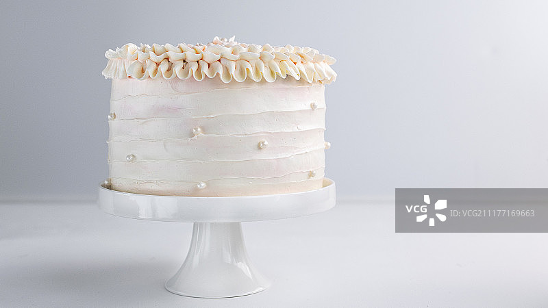 奶油珍珠生日蛋糕 中性背景留白图片素材