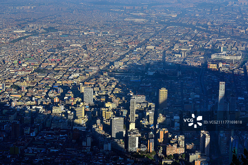 峰顶眺望城市图片素材