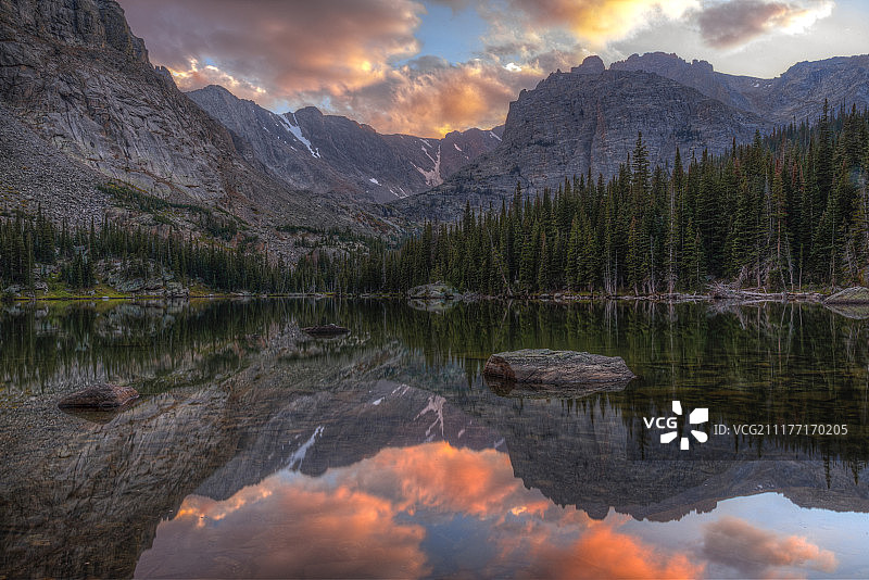 夏日日落时分的维尔湖图片素材