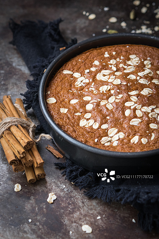 胡萝卜分层蛋糕与坚果和菠萝切块图片素材