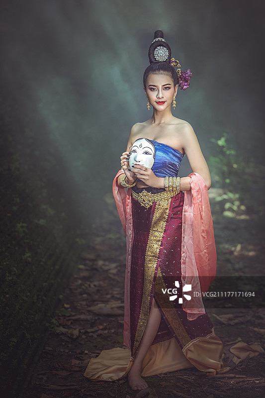 亚洲歌舞女郎面具舞图片素材