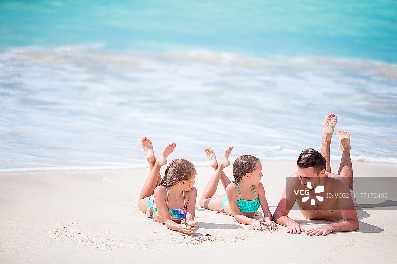 父亲和孩子们享受海滩夏季热带假期图片素材