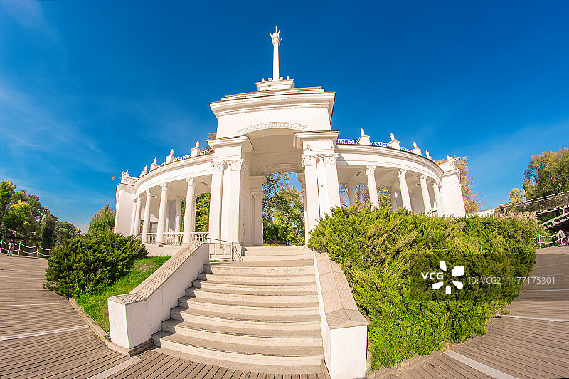 乌克兰克里沃伊罗格的秋季船站图片素材