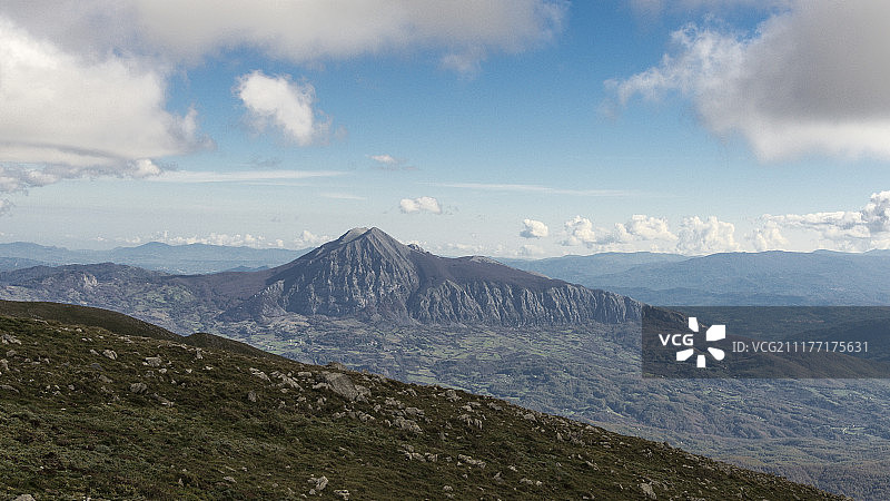 多云天空下的山区风光图片素材