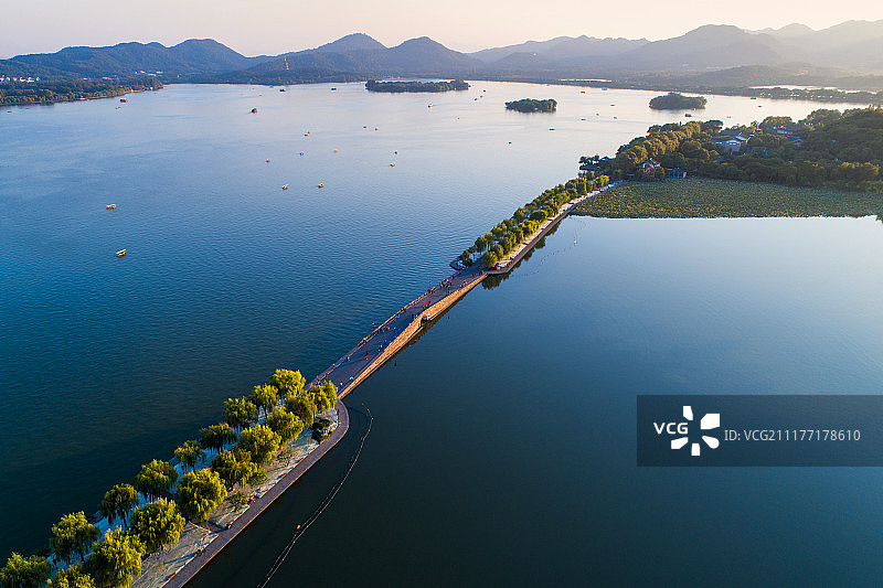航拍 夕阳下的西湖 白堤断桥图片素材