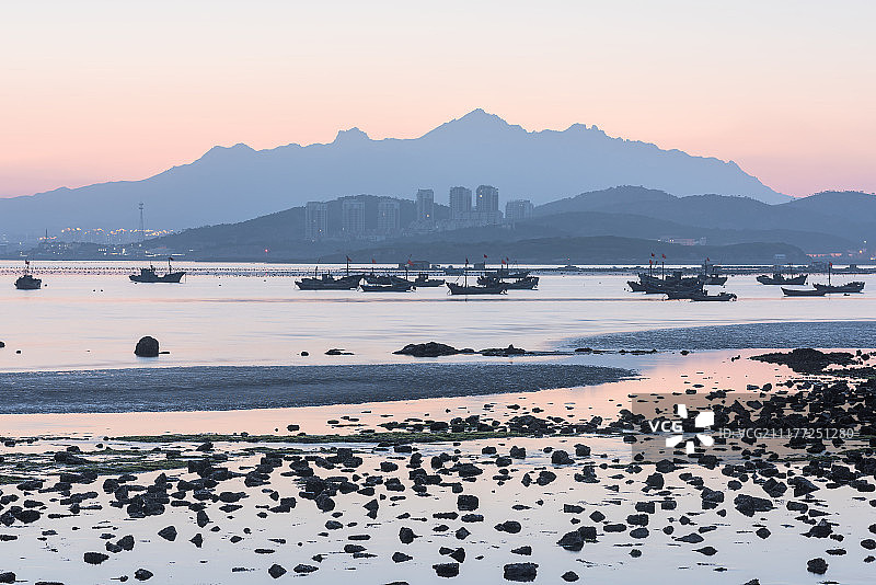 青岛薛家岛遥望大珠山图片素材