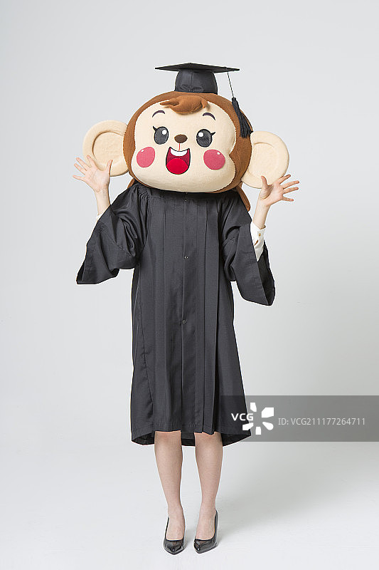 猴头女人身穿毕业服站立图片素材