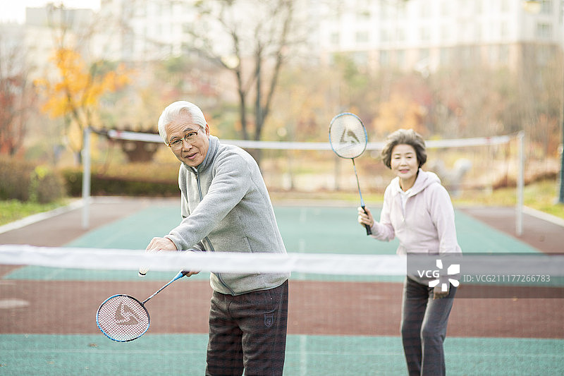 公园里打羽毛球的老年夫妇图片素材
