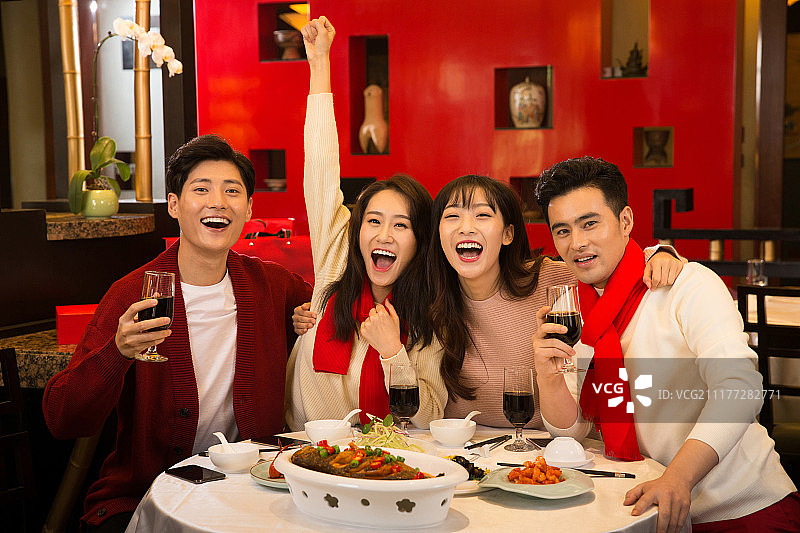 青年人在餐厅聚餐图片素材