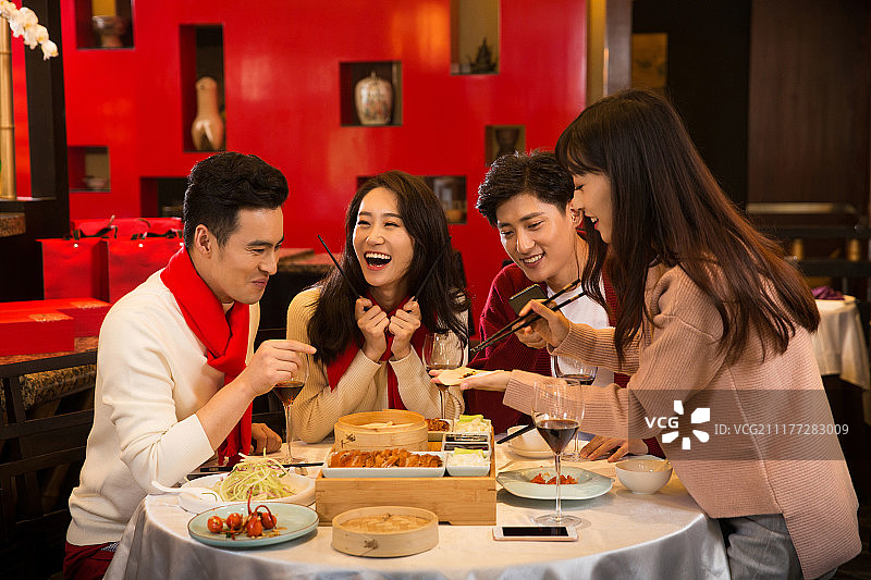 青年人在餐厅聚餐图片素材