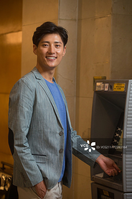 青年男士使用取款机图片素材