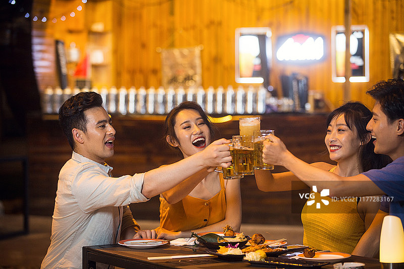 青年人在酒吧喝酒图片素材
