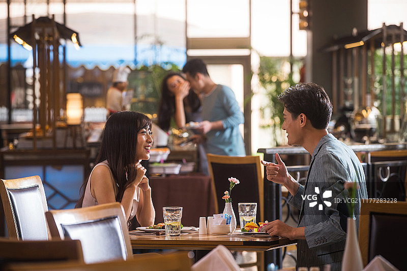 青年情侣在餐厅用餐图片素材