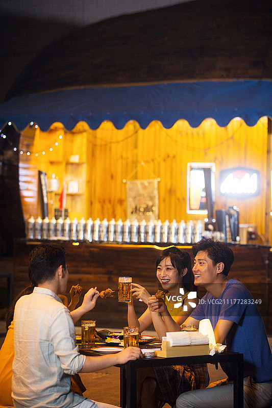 青年人聚餐喝酒图片素材