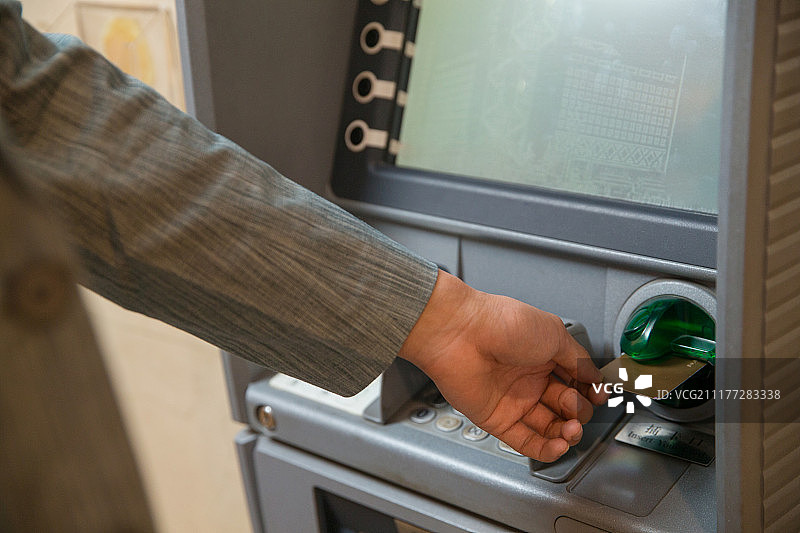 青年男士使用取款机图片素材