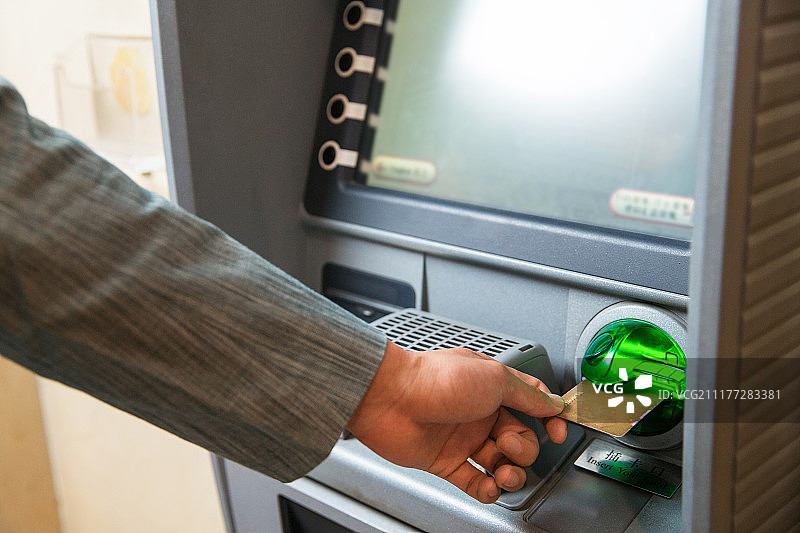 青年男士使用取款机图片素材