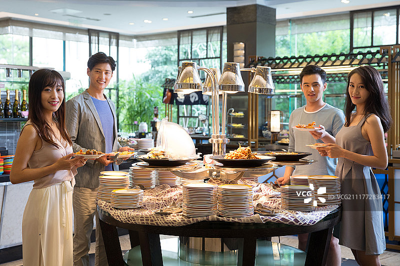 青年人在餐厅用餐图片素材