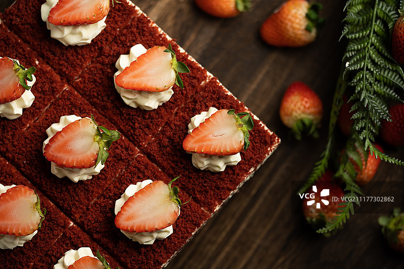 红丝绒草莓蛋糕图片素材