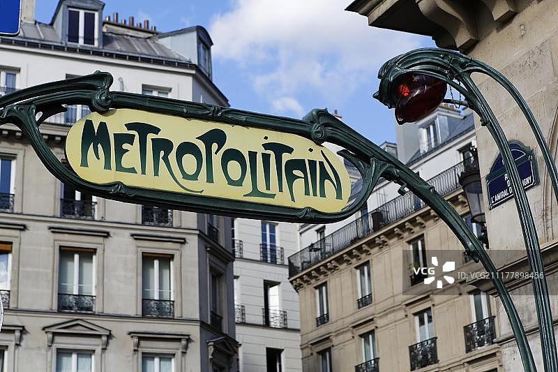 埃克托·吉马德设计的新艺术风格地铁标志，里沃利大街，巴黎，塞纳河，法国，欧洲图片素材
