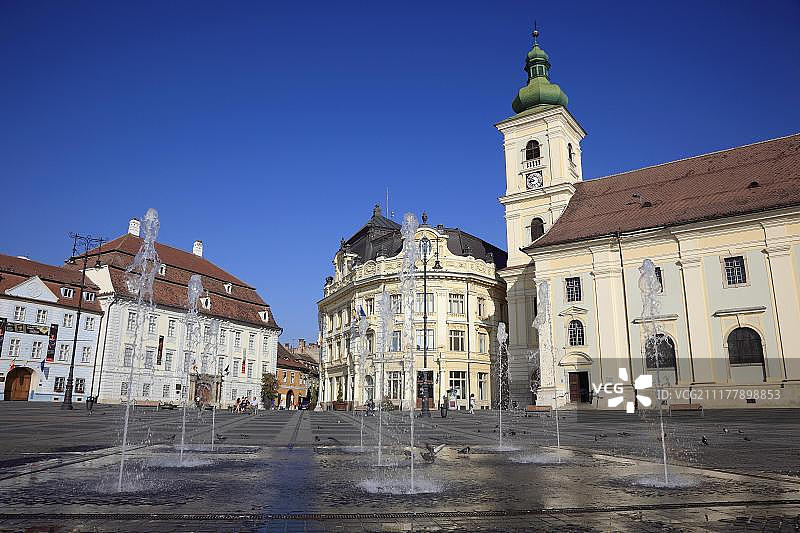 布鲁肯塔尔宫、市政厅和天主教驻军教堂，锡比乌大广场，罗马尼亚，欧洲图片素材