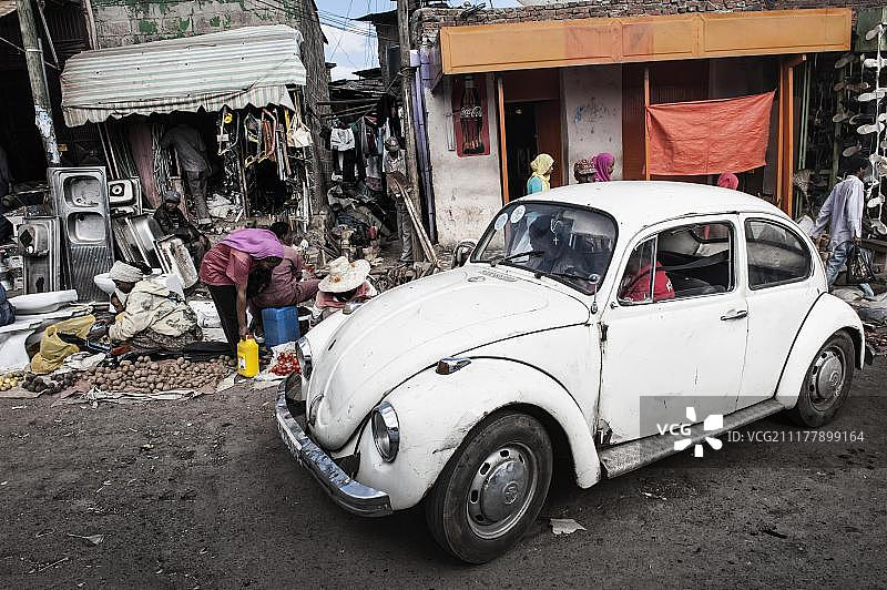 老款大众甲壳虫汽车：埃塞俄比亚亚的斯亚贝巴市场街景图片素材