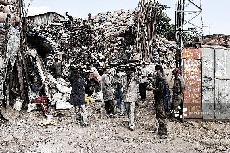 金属贸易市场街景：埃塞俄比亚亚的斯亚贝巴的集市图片素材