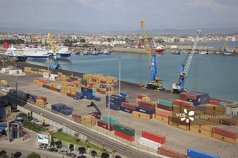 欧洲阿尔巴尼亚都拉斯亚得里亚海沿岸的集装箱港口图片素材
