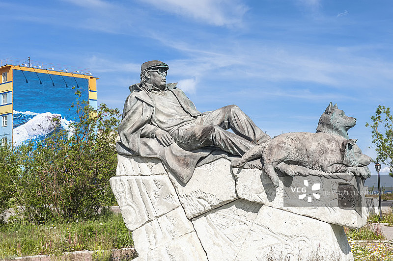 男子与双狗雕塑，俄罗斯楚科奇自治区阿纳德尔图片素材