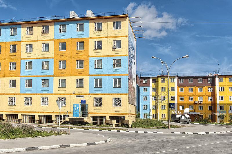 俄罗斯楚科奇自治区阿纳德尔彩色公寓楼图片素材