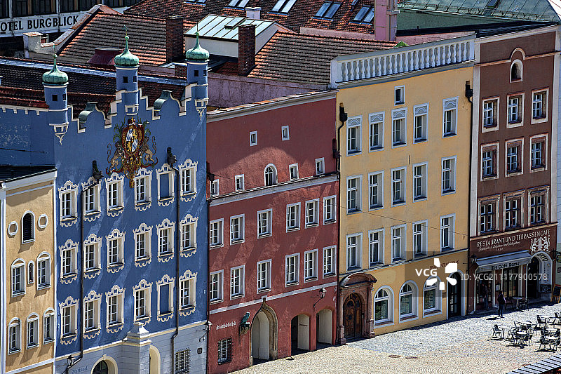 德国巴伐利亚州布格豪森市场广场上的一排房屋图片素材