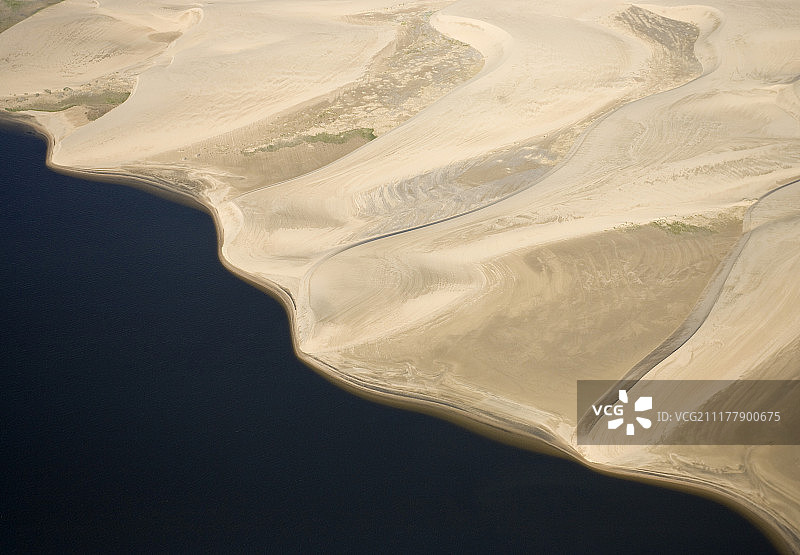 纳米比亚鲸湾附近，纳米布-骷髅海岸国家公园，大西洋上空的纳米布沙漠鸟瞰图片素材