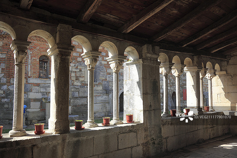 建于约1250年的拜占庭申梅里修道院遗址，位于阿尔巴尼亚费里州阿波罗尼亚图片素材