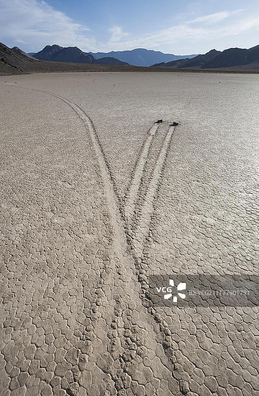 美国加利福尼亚州死亡谷国家公园“赛道”上神秘移动岩石形成的轨道图片素材