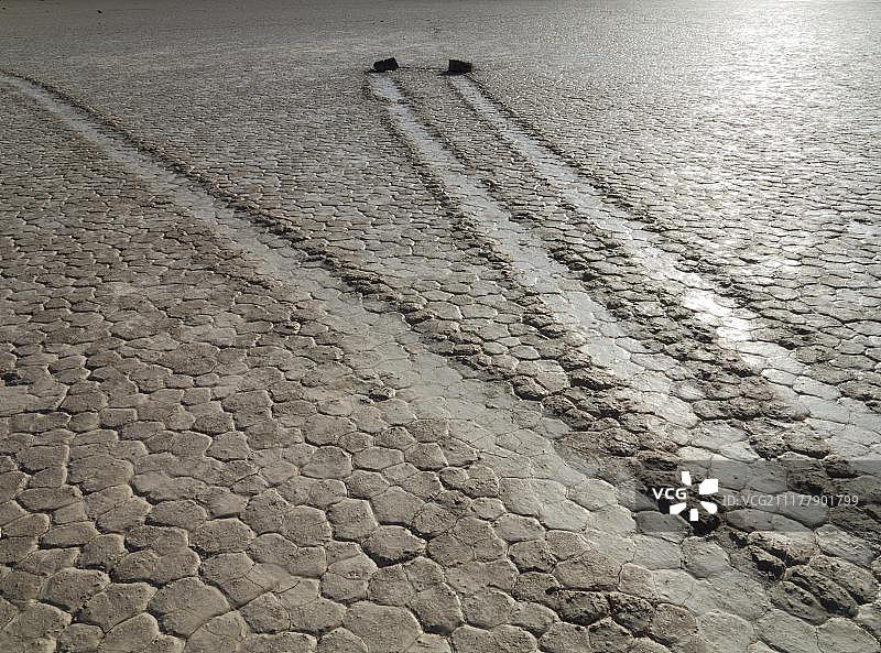 美国加利福尼亚州死亡谷国家公园“赛道”上神秘移动岩石形成的轨道图片素材