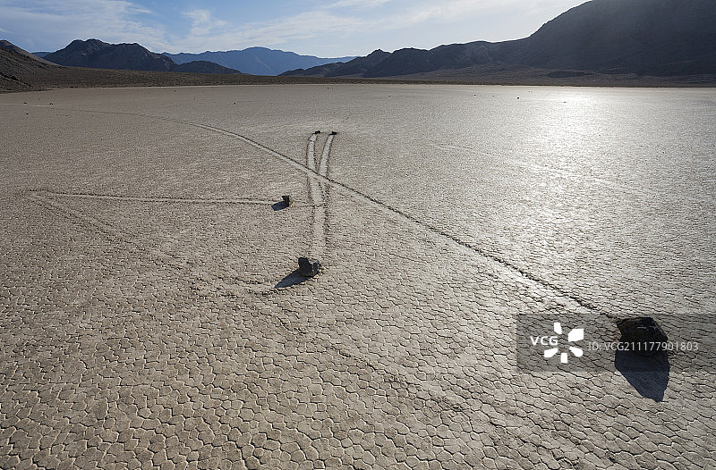 美国加利福尼亚州死亡谷国家公园“赛道”上神秘移动岩石形成的轨道图片素材