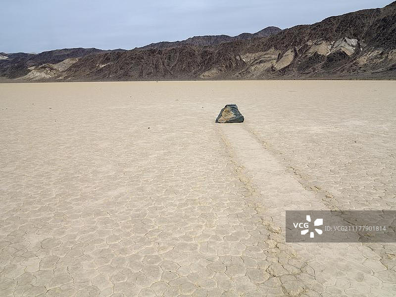 死亡谷国家公园跑道上神秘移动岩石留下的轨迹（美国加利福尼亚州）图片素材